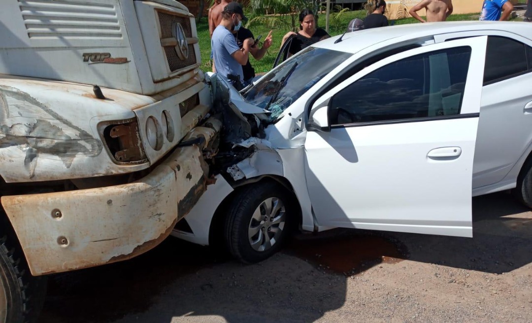 Corpo de Bombeiros de Feijó atende acidente de trânsito entre motorista de aplicativo e caminhão da coleta de lixo